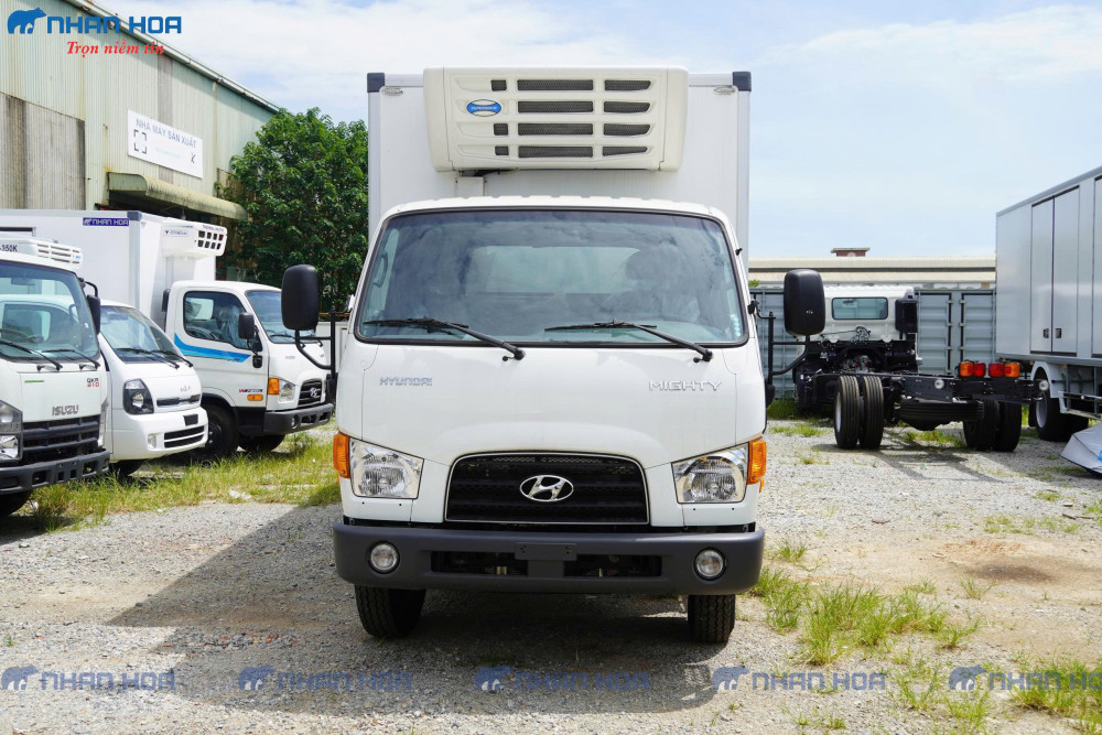 Xe tải đông lạnh Hyundai Mighty W11XL góc khác