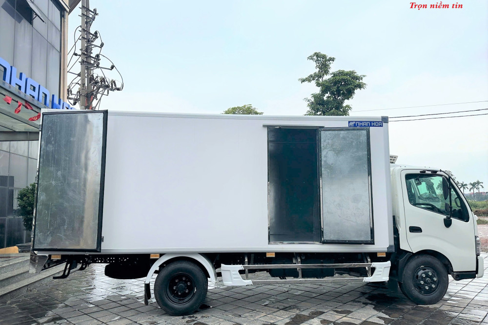 Xe tải thùng kín composite HINO XZU720L 3,5 tấn Xe tải thùng kín composite HINO XZU720L 3,5 tấn