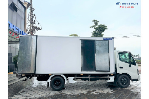 Xe tải thùng kín composite HINO XZU720L 3,5 tấn Xe tải thùng kín composite HINO XZU720L 3,5 tấn