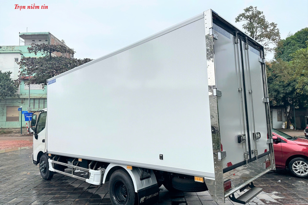 Xe tải thùng kín composite HINO XZU720L 3,5 tấn Xe tải thùng kín composite HINO XZU720L 3,5 tấn