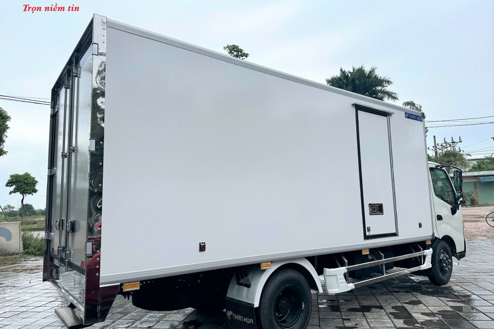 Xe tải thùng kín composite HINO XZU720L 3,5 tấn Xe tải thùng kín composite HINO XZU720L 3,5 tấn