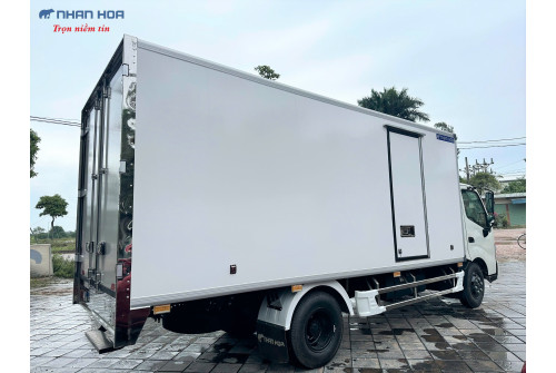 Xe tải thùng kín composite HINO XZU720L 3,5 tấn Xe tải thùng kín composite HINO XZU720L 3,5 tấn