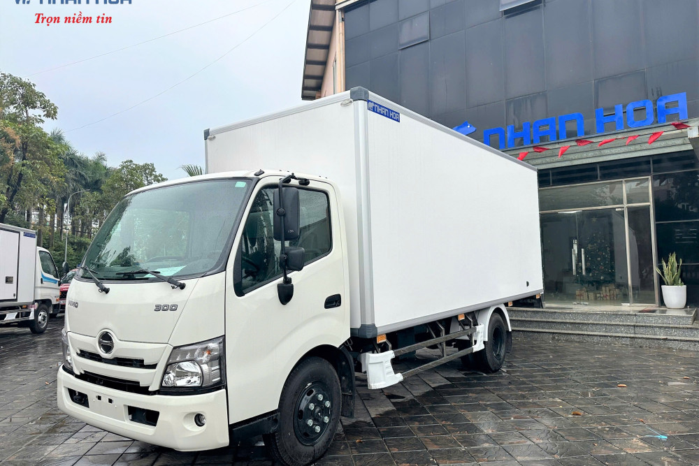 Xe tải thùng kín composite HINO XZU720L 3,5 tấn Xe tải thùng kín composite HINO XZU720L 3,5 tấn