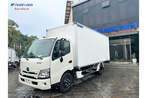 Xe tải thùng kín composite HINO XZU720L 3,5 tấn