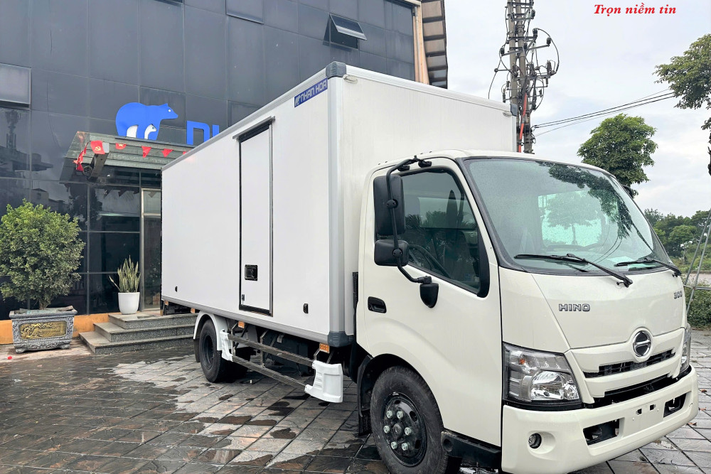 Xe tải thùng kín composite HINO XZU720L 3,5 tấn Xe tải thùng kín composite HINO XZU720L 3,5 tấn