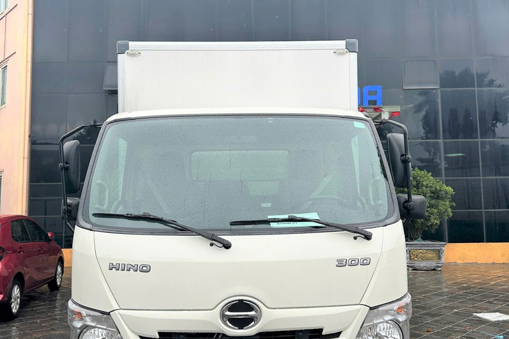 Xe tải thùng kín composite HINO XZU720L 3,5 tấn Xe tải thùng kín composite HINO XZU720L 3,5 tấn