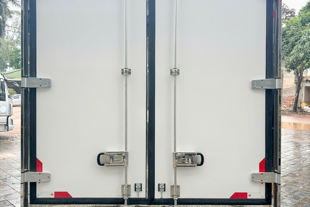 Xe tải thùng kín composite HINO XZU720L 3,5 tấn Xe tải thùng kín composite HINO XZU720L 3,5 tấn