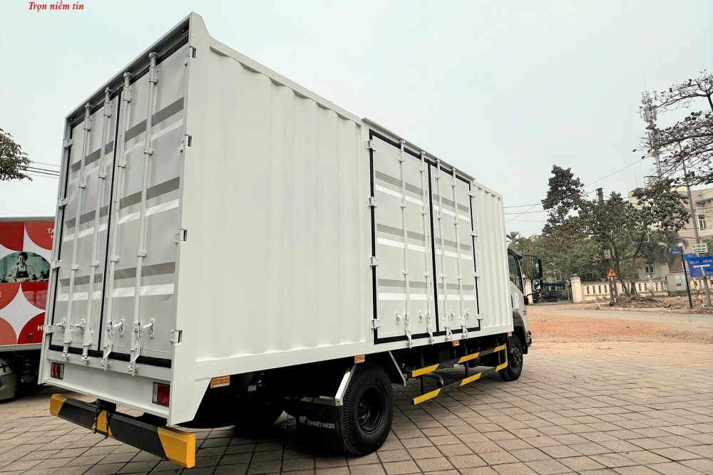 Xe tải thùng kín container ISUZU FRR650 6,5 tấn (FRR90LE5)