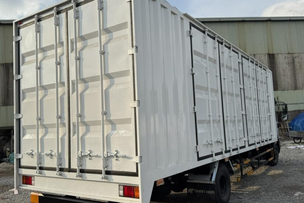 Xe tải thùng kín container ISUZU FRR650 5,7 tấn (FRR90QE5)