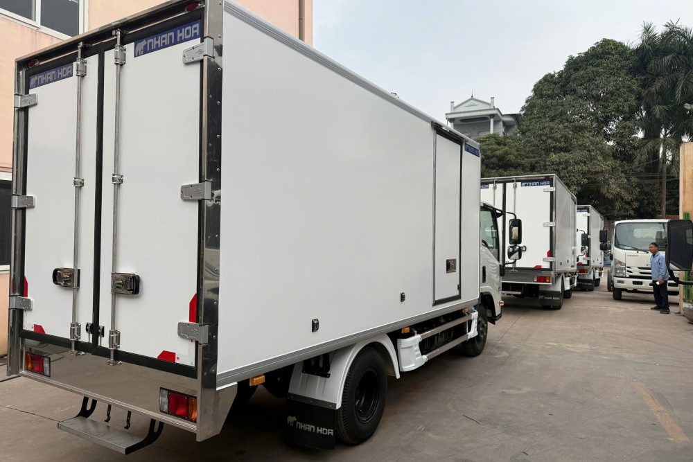 Xe tải thùng kín composite ISUZU QKR210 1,9 tấn