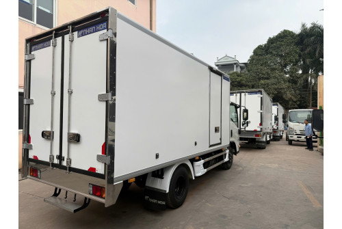 Xe tải thùng kín composite ISUZU QKR210 1,9 tấn