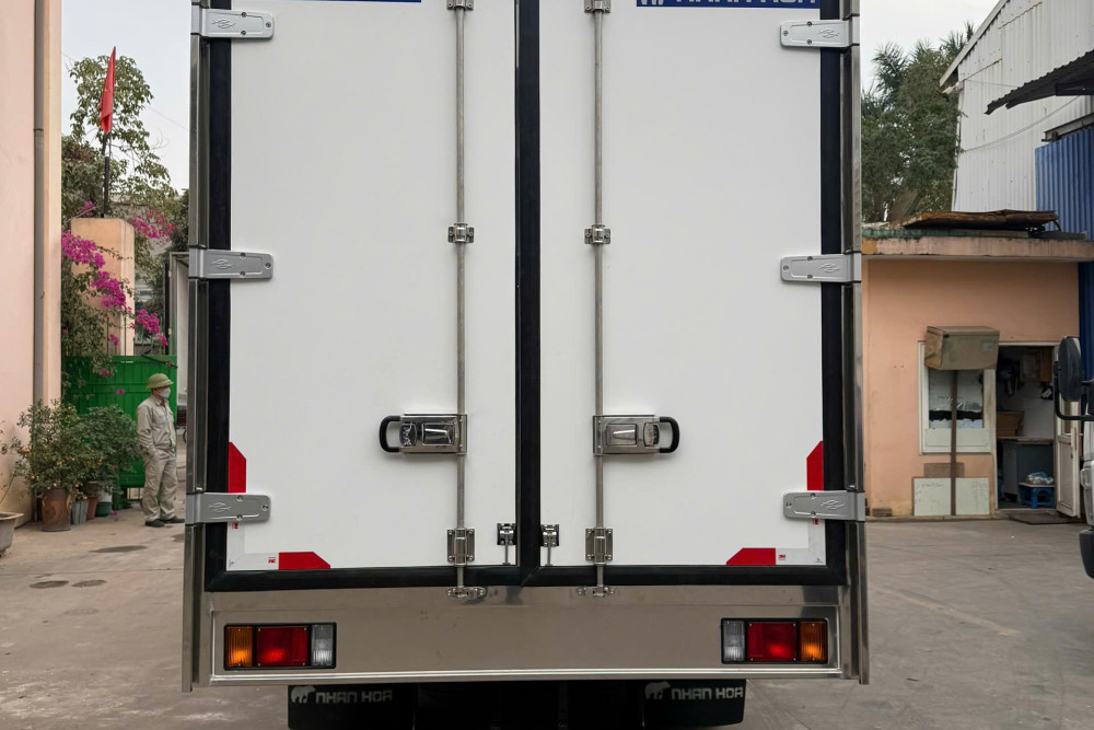 Xe tải thùng kín composite ISUZU QKR210 1,9 tấn