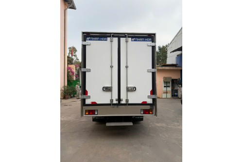 Xe tải thùng kín composite ISUZU QKR210 1,9 tấn