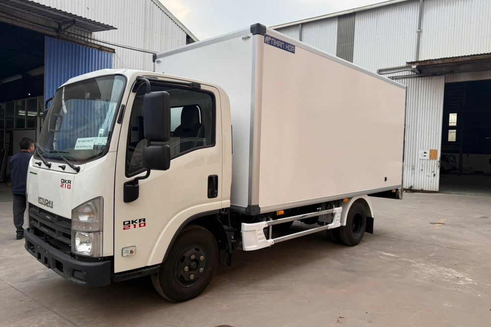 Xe tải thùng kín composite ISUZU QKR210 1,9 tấn