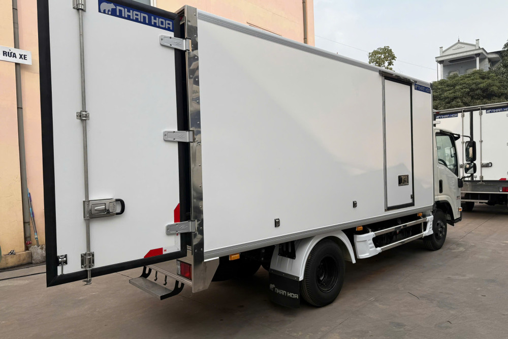 Xe tải thùng kín composite ISUZU QKR210 1,9 tấn