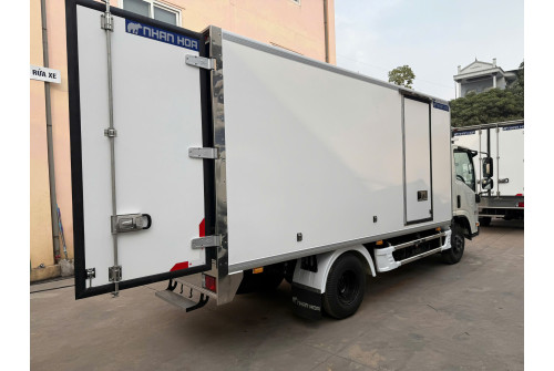 Xe tải thùng kín composite ISUZU QKR210 1,9 tấn