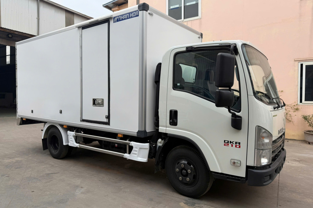 Xe tải thùng kín composite ISUZU QKR210 1,9 tấn