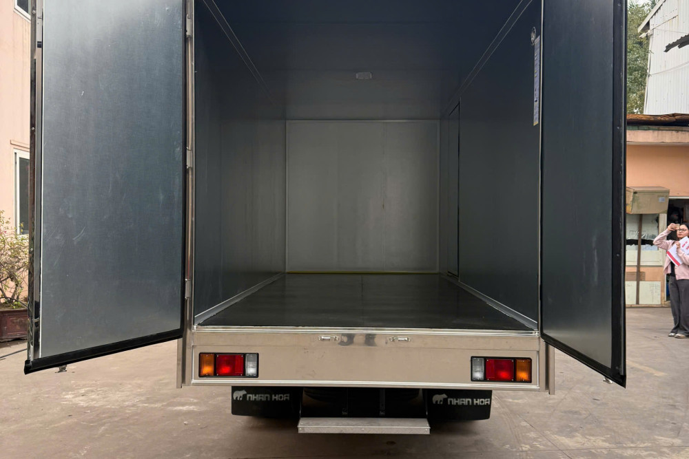 Xe tải thùng kín composite ISUZU QKR210 1,9 tấn