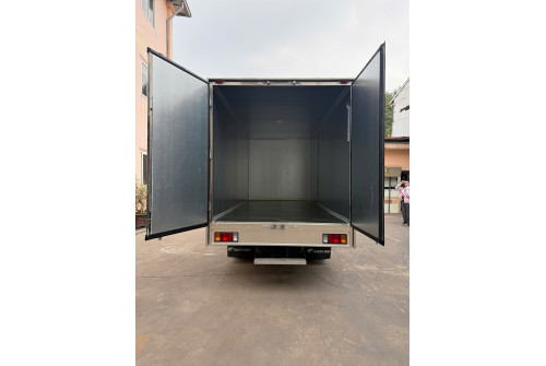Xe tải thùng kín composite ISUZU QKR210 1,9 tấn