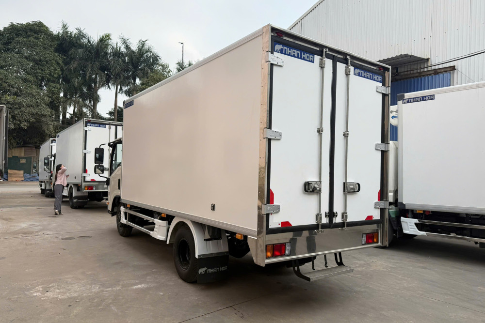 Xe tải thùng kín composite ISUZU QKR210 1,9 tấn