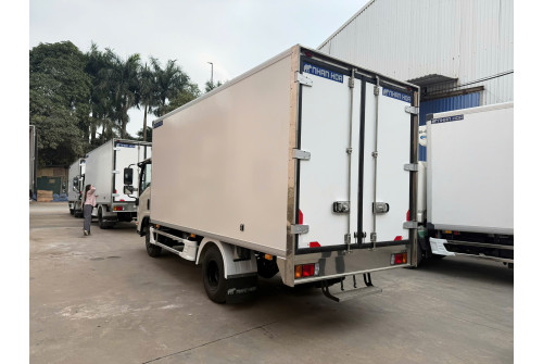 Xe tải thùng kín composite ISUZU QKR210 1,9 tấn