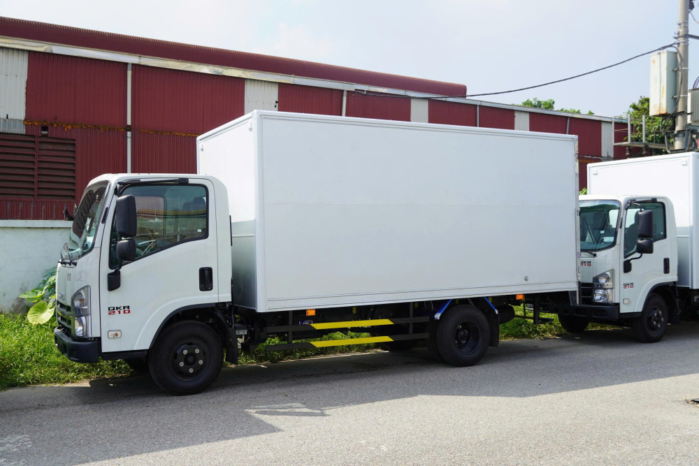 Xe tải thùng kín tôn phẳng ISUZU QKR210 1,9 tấn