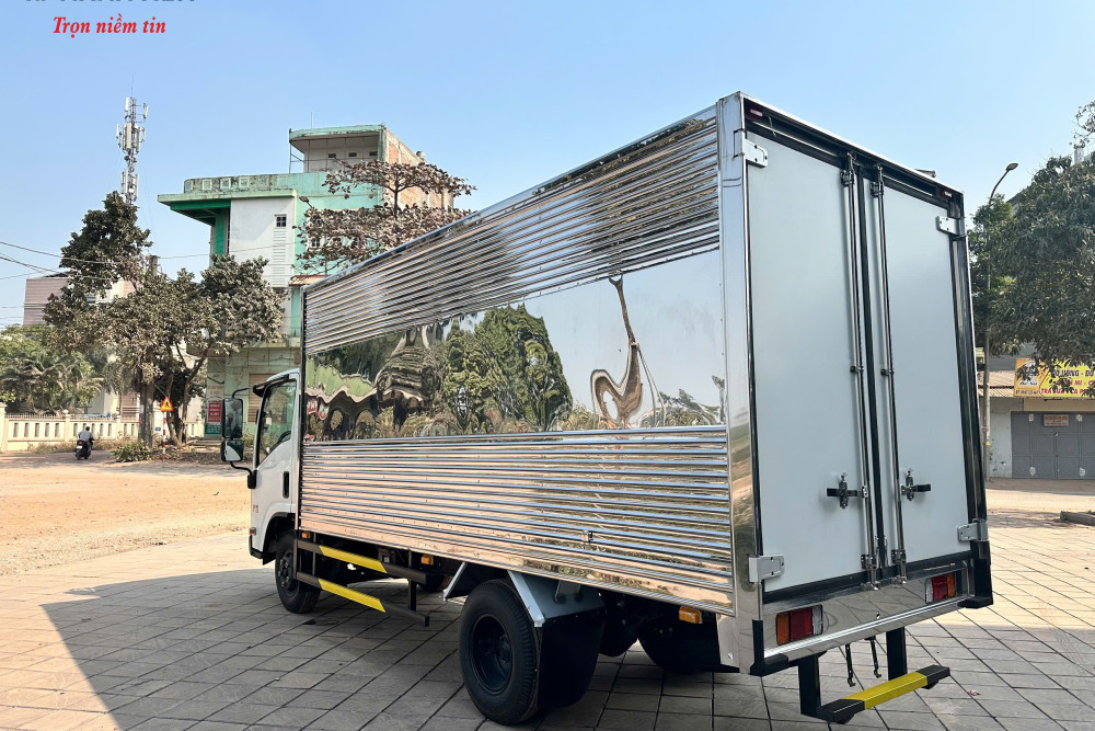 Xe tải thùng kín tôn sóng ISUZU QKR210 1,9 tấn