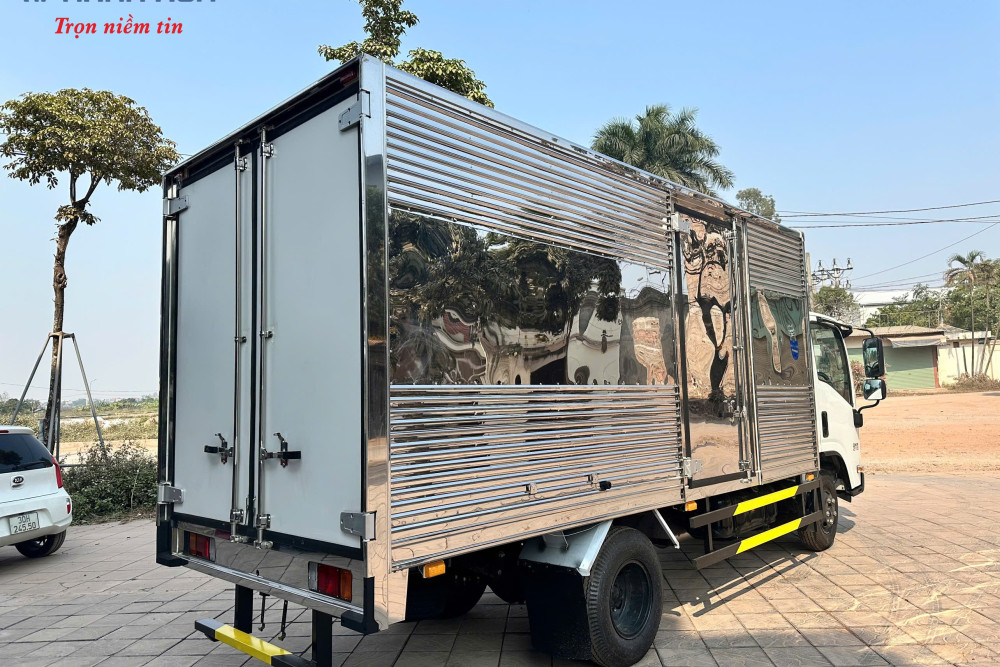 Xe tải thùng kín tôn sóng ISUZU QKR210 1,9 tấn