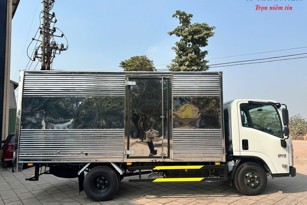 Xe tải thùng kín tôn sóng ISUZU QKR210 1,9 tấn