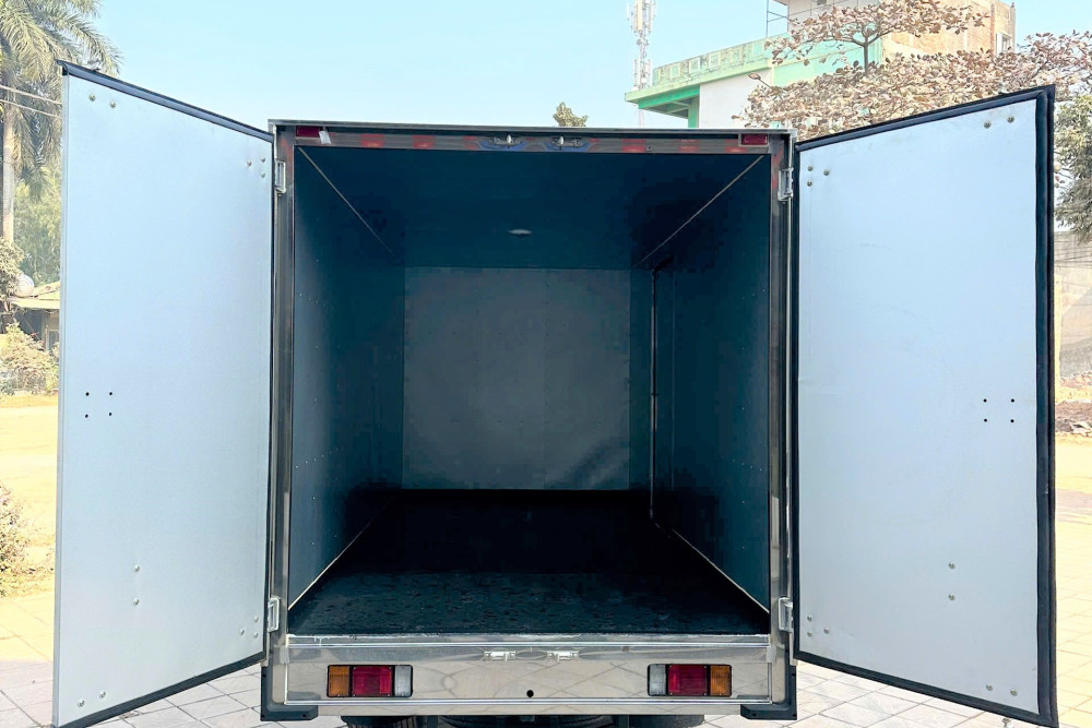 Xe tải thùng kín tôn sóng ISUZU QKR210 1,9 tấn