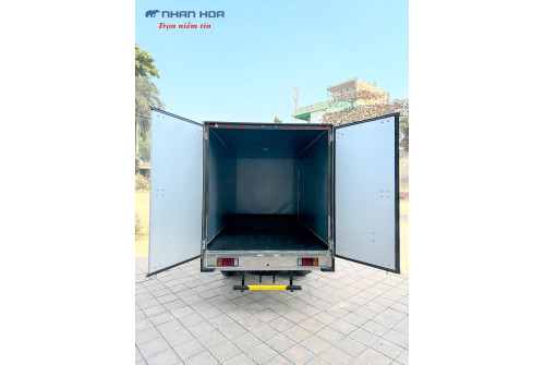 Xe tải thùng kín tôn sóng ISUZU QKR210 1,9 tấn