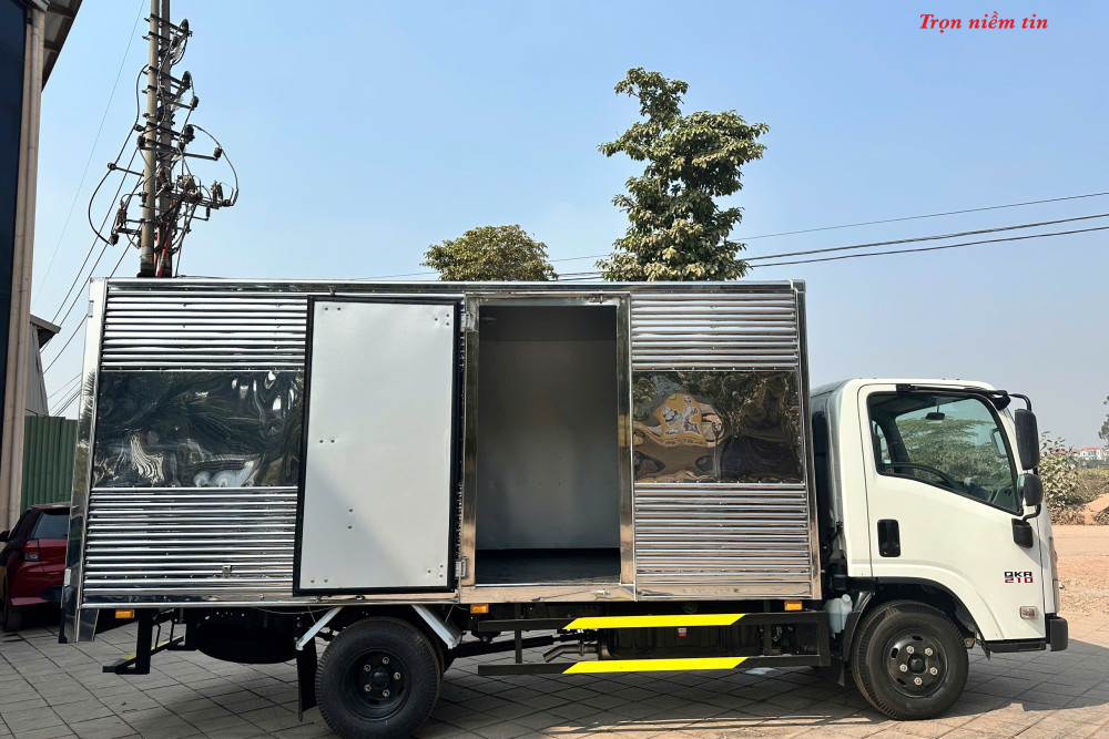 Xe tải thùng kín tôn sóng ISUZU QKR210 1,9 tấn