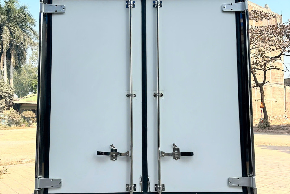 Xe tải thùng kín tôn sóng ISUZU QKR210 1,9 tấn