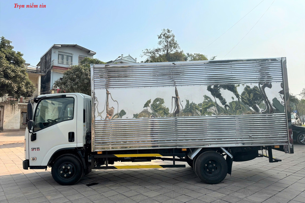 Xe tải thùng kín tôn sóng ISUZU QKR210 1,9 tấn