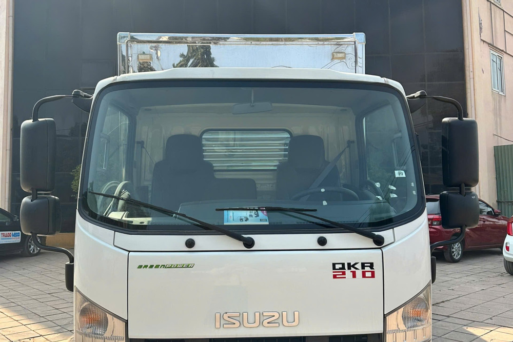 Xe tải thùng kín tôn sóng ISUZU QKR210 1,9 tấn