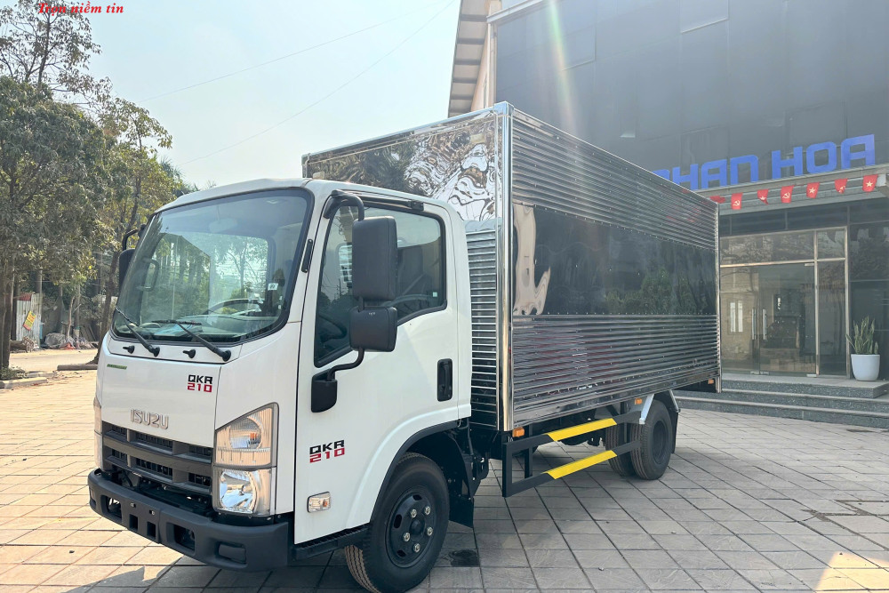 Xe tải thùng kín tôn sóng ISUZU QKR210 1,9 tấn