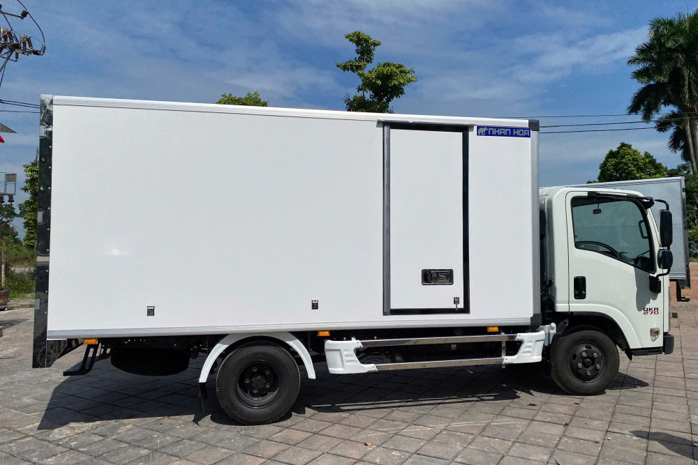 Xe tải thùng kín composite ISUZU QKR270 2,5 tấn