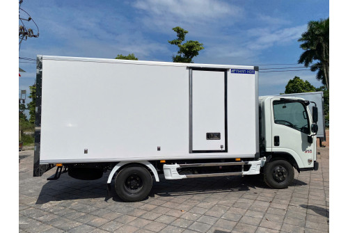 Xe tải thùng kín composite ISUZU QKR270 2,5 tấn