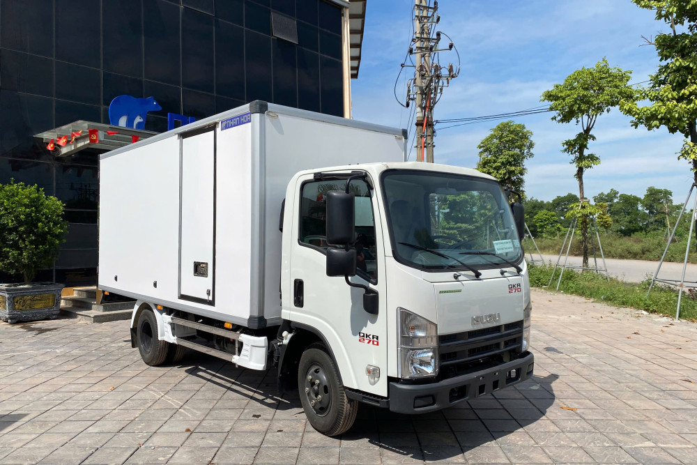 Xe tải thùng kín composite ISUZU QKR270 2,5 tấn