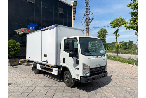 Xe tải thùng kín composite ISUZU QKR270 2,5 tấn
