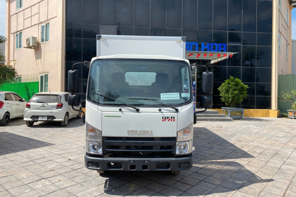 Xe tải thùng kín composite ISUZU QKR270 2,5 tấn