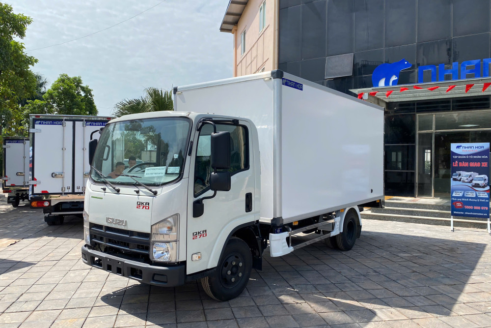 Xe tải thùng kín composite ISUZU QKR270 2,5 tấn