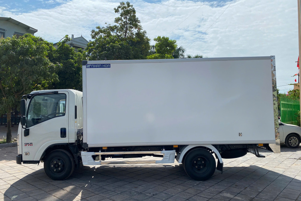 Xe tải thùng kín composite ISUZU QKR270 2,5 tấn