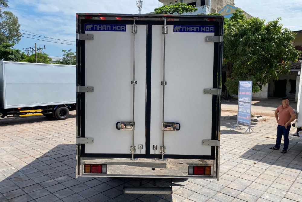 Xe tải thùng kín composite ISUZU QKR270 2,5 tấn