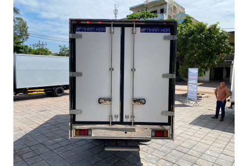 Xe tải thùng kín composite ISUZU QKR270 2,5 tấn