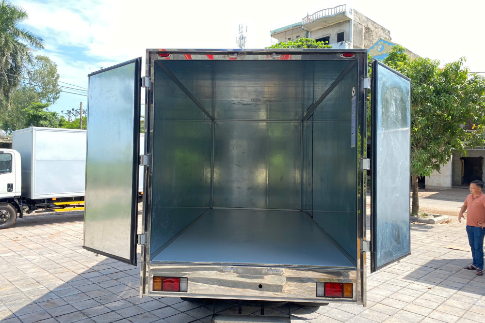 Xe tải thùng kín composite ISUZU QKR270 2,5 tấn