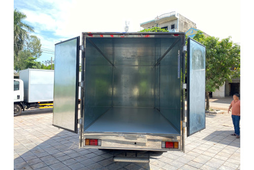 Xe tải thùng kín composite ISUZU QKR270 2,5 tấn