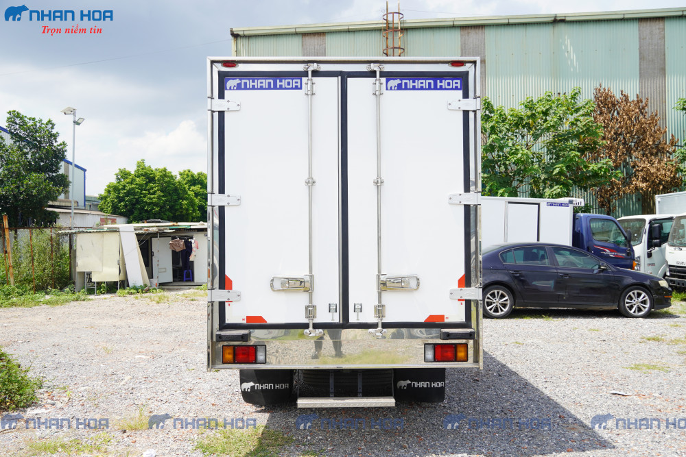 Xe tải đông lạnh ISUZU QKR210 1,9 tấn