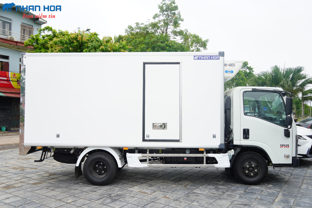 Xe tải đông lạnh ISUZU QKR270 2,5 tấn