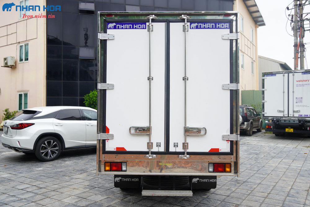 Xe tải đông lạnh ISUZU QKR270 2,5 tấn